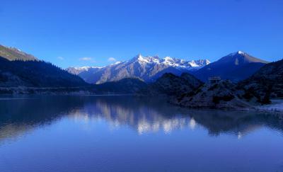 雪山湖泊