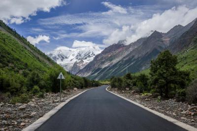 西藏高原群山中的公路